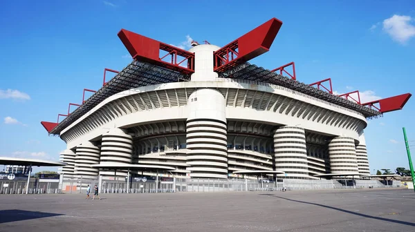 Milan, İtalya - 13 Eylül 2017: Stadio Giuseppe Meazza yaygın San Siro bilinen bir futbol stadyumu San Siro Ritz Milan, İtalya, ev A.C. Milan ve Inter Milan olan biri