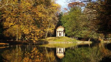 Küçük bir ev ile sonbahar manzara güzel manzarasına Monza Park, Milan, İtalya, suda yansıyan