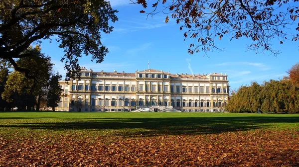İtalyan Landmark sonbaharda. Monza Kraliyet Sarayı Güz.