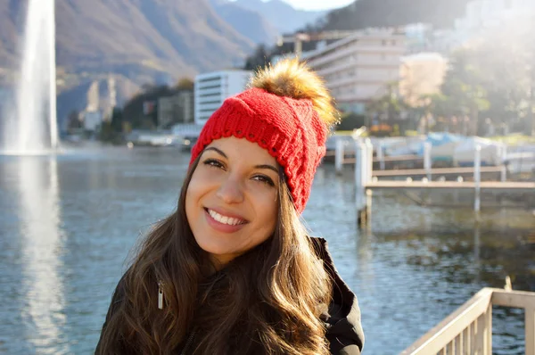 Hermosa Mujer Sonriente Con Dientes Blancos Ropa Invierno Aire Libre — Foto de Stock