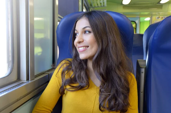 Счастливая Молодая Женщина Путешествует Глядя Окно Сидя Поезде — стоковое фото