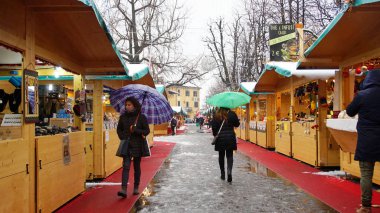 Bergamo, İtalya - 11 Aralık 2017: Noel pazarı şehirde Bergamo, İtalya