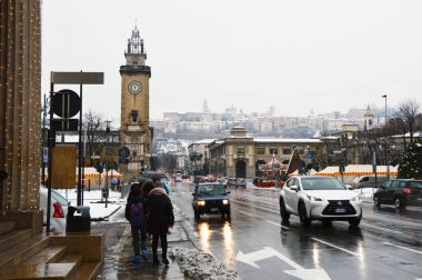 Bergamo, İtalya - 11 Aralık 2017: Largo Gianandrea Gavazzeni Caddesi ile kar üzerinde arka plan, Bergamo, İtalya ile üst şehir
