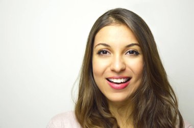 Gülümseyen kız kameraya beyaz arka plan üzerinde kopya alanı ile arıyorum.