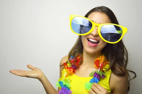 Karnaval Zamanı Büyük Komik Güneş Gözlüğü Karnaval Genç Kadınla Kamera — Stok fotoğraf