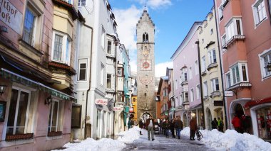 Sterzing, İtalya - 23 Ocak 2018: kış döneminde Avrupa'nın rahat dağ kasabası. Kar ile eski ortaçağ dağ köyü. South Tyrol, İtalya için Sterzing ana cadde insanlarda