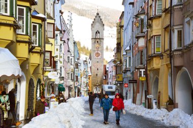 VIPITENO, İtalya - 23 Ocak 2018: Zwlferturm Kulesi eski ortaçağ şehir VIPITENO ana caddesinin \ Sterzing, South Tyrol, İtalya