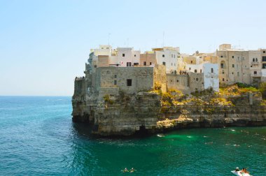 İtalyan panorama: Polignano bir kısrak Adriyatik Denizi, Apulia, Güney İtalya uçurumlarda üzerinde küçük kasaba   