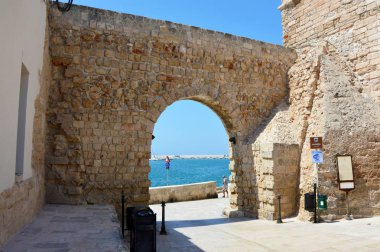 Monopoli, İtalya - 4 Ağustos 2017: arch İtalya Monopoli, Apulia bölgesindeki kalenin görünümünü