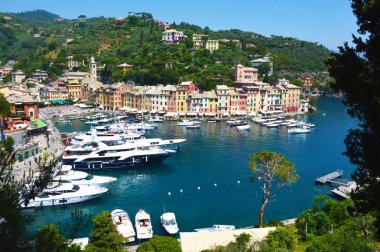 Güzel Yalı Portofino renkli evleriyle. Tipik İtalyan peyzaj yaz görme. Portofino, Ligurian Riviera, İtalya