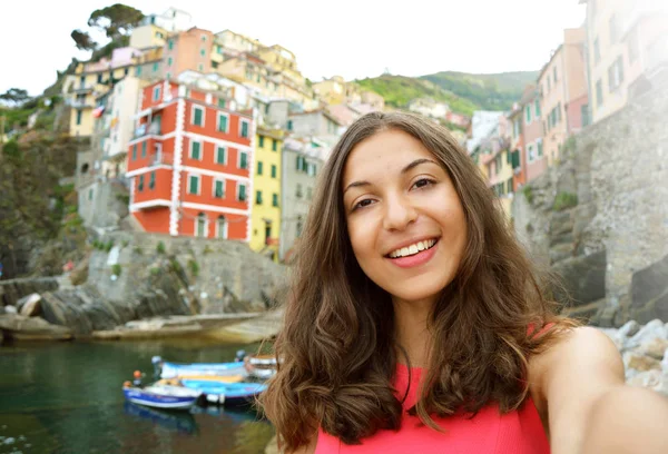 Selfie Mujer Tomando Autorretrato Con Típico Pueblo Italiano Fondo Chica — Foto de Stock