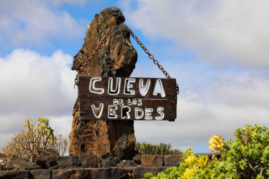 Lanzarote, Kanarya Adaları. Bir turistik bir mağara girişine 