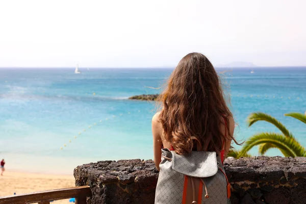 Baksidan Ung Kvinna Med Ryggsäck Söker Till Paradise Beach Lanzarote — Stockfoto