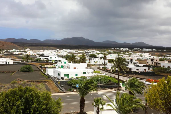 Dramatic Clouds Sky Yaiza Village White Little Houses Palm Trees — Stock Photo, Image