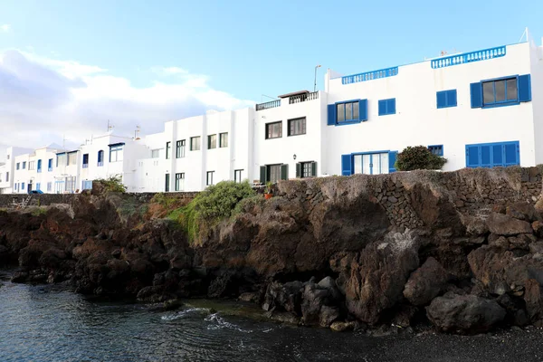 Typiska Kanariska Vita Hus Punta Mujeres Havet Klippor Lanzarote Island — Stockfoto