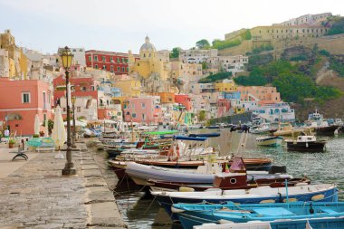 Procida Adası, Napoli, İtalya 'nın güzel renkli limanı.