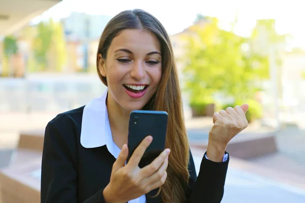 Feliz mujer de negocios exitosa leyendo buenas noticias en el teléfono inteligente —  Fotos de Stock
