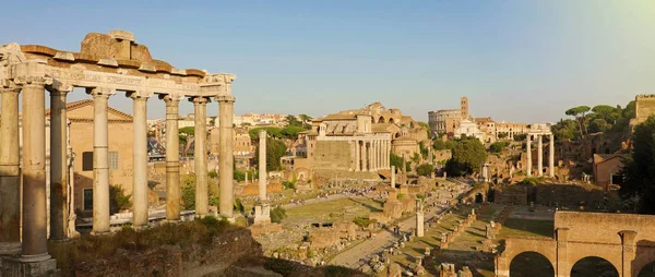 古代ローマの遺跡のパノラマビュー。イタリアのローマの有名な旅行先のランドマークの都市景観スカイライン. — ストック写真