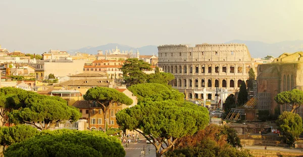 Řím cityscape panorama s památkami starověkého Říma: Koloseum a římské fórum slavné turistické destinace Itálie. — Stock fotografie