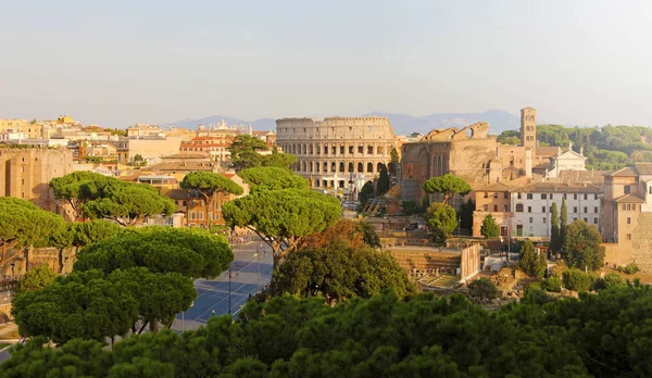 Panoramatický výhled na Řím. Cityscape panorama památek starověkého Říma — Stock fotografie