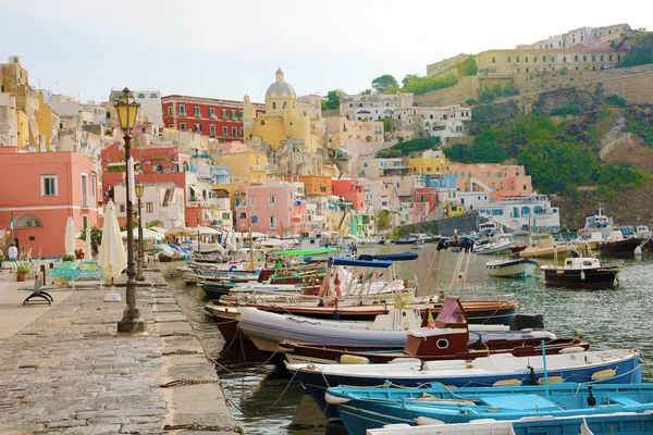 Bellissimo porto colorato di Procida, Napoli, Italia . — Foto Stock