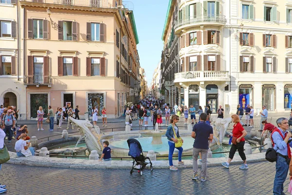 로마, 이탈리아 - 2019 년 9 월 16 일: 이탈리아 로마의 데이 콘도 티 거리를 경유하는 피아자 디 스파냐 광장에 있는 흉한 배 ( 바르카키아 ) 분수와 관광객. — 스톡 사진