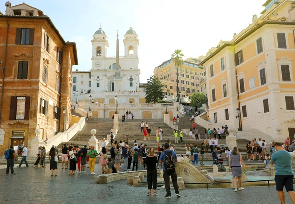 트리 니트 데이 몬티 (trinit Dei Monti) 교회와 이탈리아 로마의 광장에 있는 바르카시아 분 수와 관광객들로 스페인 계단. — 스톡 사진