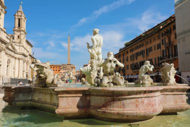 Roma, İtalya - 16 Eylül 2019: La Fontana del Moro veya Roma 'daki Navona Meydanı' ndaki Moor Fountain Güzel bir yaz günü, Roma, İtalya.