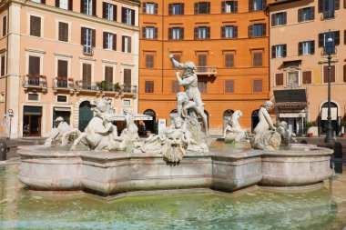 Roma, İtalya - 16 Eylül 2019: Ünlü Piazza Navona Meydanı üzerindeki Neptün Çeşmesi, Roma, İtalya.