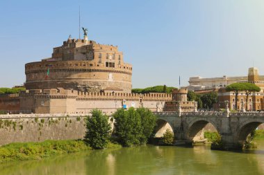 Roma, İtalya 'da Ponte Sant Angelo köprüsü olan Hadrian Castel Sant Angelo ya da Mozolesi.