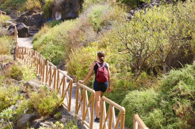 Turist kız turist Tenerife, Kanarya Adaları, İspanya 'da turist yolunda yürüyor.