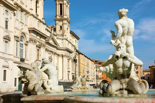 ला फोंटाना डेल मोरो या रोम में Piazza Navona स्क्वायर में मूर फाउंटेन एक सुंदर ग्रीष्मकालीन दिन, रोम, इटली . — स्टॉक फ़ोटो, इमेज