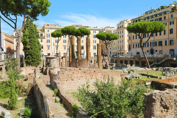 Roma, el sitio arqueológico de Largo di Torre Argentina con las ruinas de cuatro templos republicanos romanos y los restos de la Curia de Pompeyo . — Foto de Stock