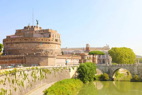Castel Sant Angelo nebo mauzoleum Hadrian s mostem Ponte Sant Angelo v Římě, Itálie. — Stock fotografie