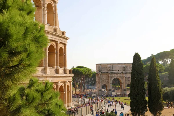 Pronóstico de Roma con Coliseo y Arco de Constantino . — Foto de Stock