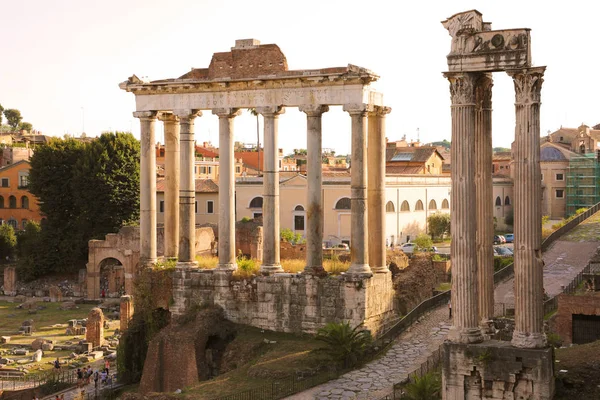 Hermosa vista del Foro Romano al atardecer en Roma, Italia . — Foto de Stock