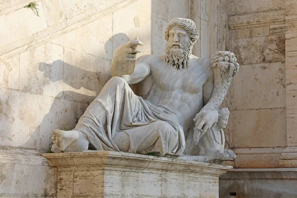 Standbeeld van Hapi, de Nijl Rivier god. De beelden aan weerszijden van de dubbele trap vertegenwoordigen de Nijl (links) en de Tiber (rechts), Capitolijn, Rome, Italië. — Stockfoto