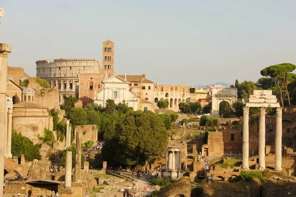 Vue panoramique sur les ruines de la Rome antique. Paysage urbain skyline des points de repère de Rome destinations touristiques célèbres de l'Italie . — Photo