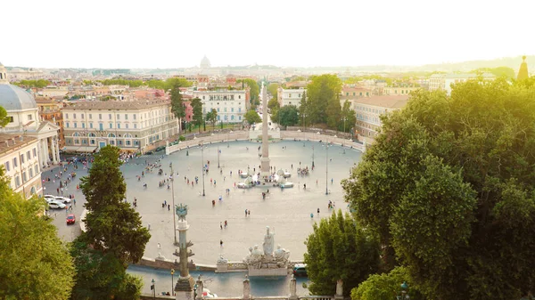 Piazza del Popolo náměstí pohled při západu slunce v Římě, Itálie. — Stock fotografie