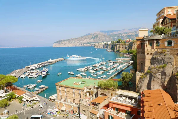 Καταπληκτική θέα της πόλης Sorrento στη Μεσόγειο θάλασσα, Ιταλία. — Φωτογραφία Αρχείου