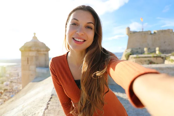 Feliz hermosa turista tomando foto selfie en Alicante, España. Chica viajera tomando autorretrato en el castillo de Santa Barbara en Alicante destino turístico español en Europa . — Foto de Stock