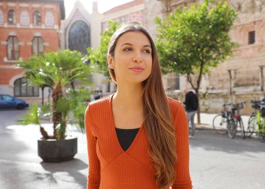 İspanya 'ya seyahat ediyor. Genç ve güzel bir kadın Valencia, İspanya ve Avrupa 'yı ziyaret ediyor..