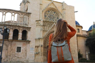 Valencia 'da turizm. Valencia Katedrali 'ni ziyaret eden gezgin kızın arka görüntüsü. İspanya 'da tatiller.