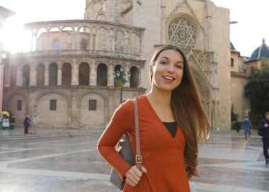Arka planda Katedral olan Valencia 'daki güzel turist kadın portresi. İspanya 'da Valencia simgesi olan gülümseyen gezgin kız..