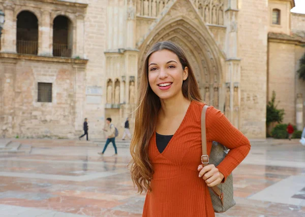 Feliz mulher turística em Valência com a Catedral gótica em segundo plano. Sorrindo menina viajante com Valência marco na Espanha . — Fotografia de Stock