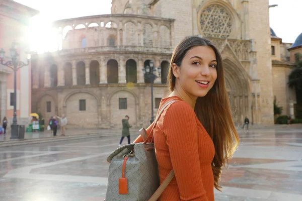 Retrato de bela mulher turística em Valência com Catedral em segundo plano. Sorrindo menina viajante com Valência marco na Espanha . — Fotografia de Stock