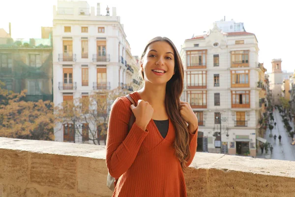 Retrato de jovem viajante visitando a cidade de Valência, Espanha, Europa . — Fotografia de Stock