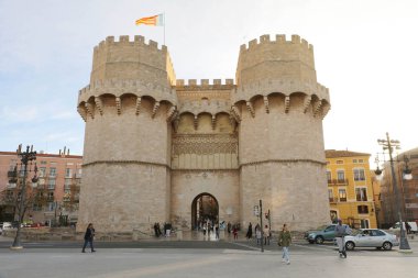 Valencia, İspanya - 27 Kasım 2019: Torres de Serranos 'a bakış Valencia, İspanya' daki eski bir kapı