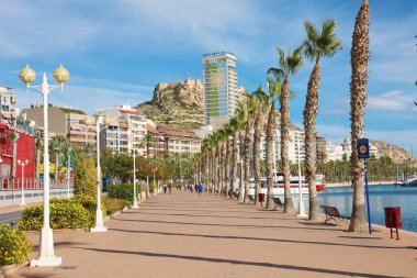 Alicante, İspanya - 29 Kasım 2019: Alicante gezinti güvertesi Akdeniz hedefi İspanya, Avrupa