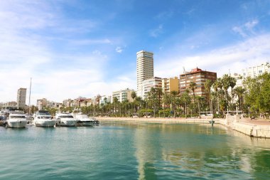 Akdeniz üzerindeki Alicante şehrinin güzel manzarası, İspanya